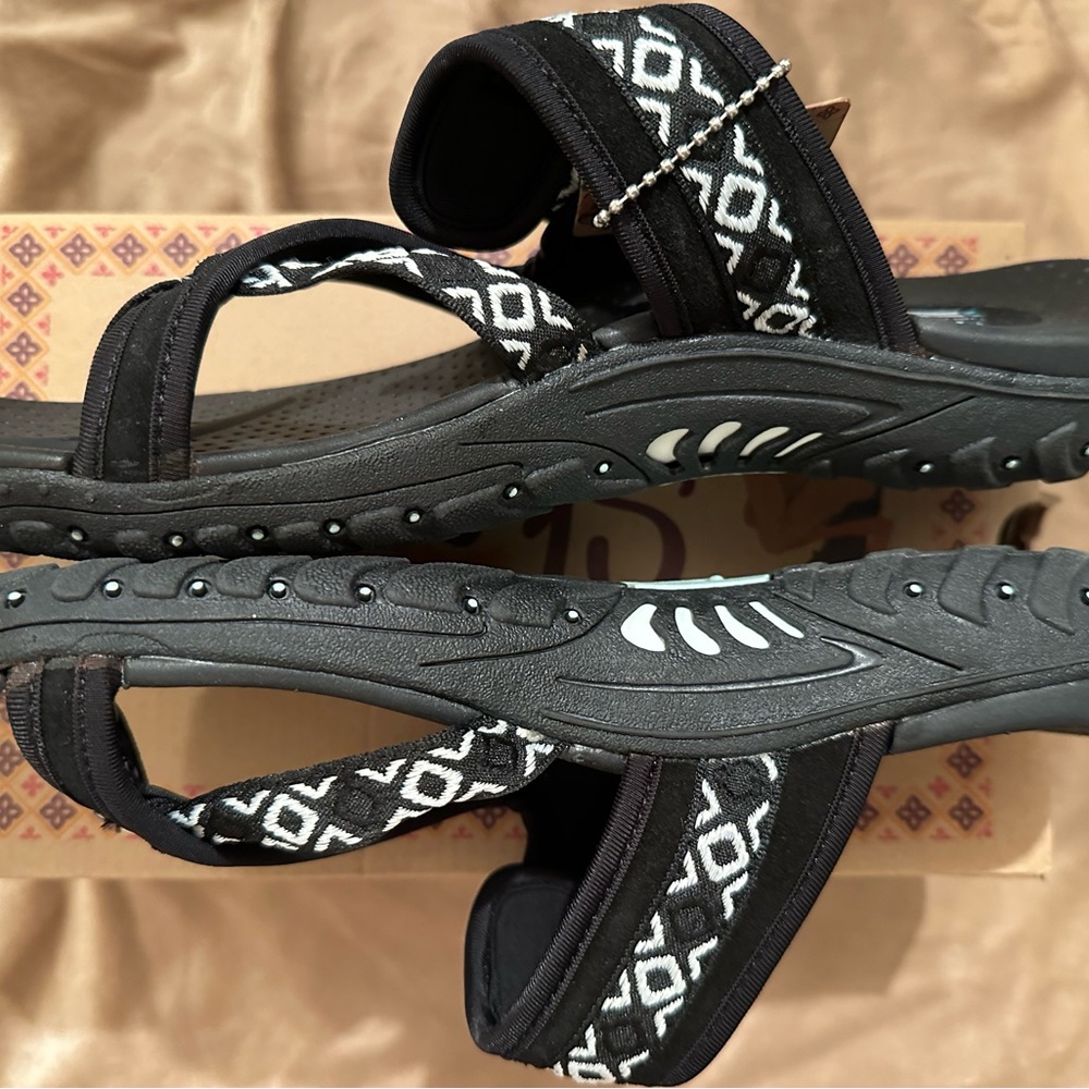 NWT Skechers 11M - Picture 6 of 9
